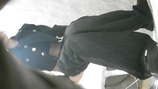 大神潜入酒吧女厕全景偷拍女神级的少妇人美B更美