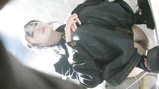 大神潜入酒吧女厕全景偷拍女神级的少妇人美B更美