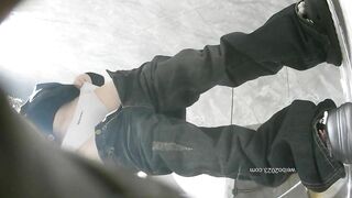 大神潜入酒吧女厕全景偷拍女神级的少妇人美B更美