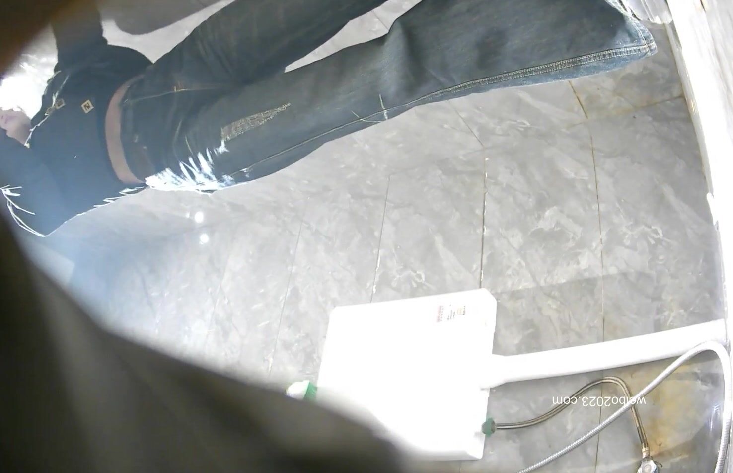 大神潜入酒吧女厕全景偷拍女神级的少妇人美B更美