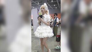 金发公主裙美女 超薄透明肉丝配蕾丝内 内裤夹进屁股缝 裙子非常短稍微弯下腰屁股就露到外面