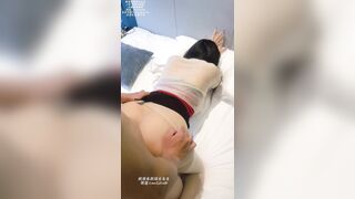 【私密群组更新】济南御姐「忧伤向微笑」老婆背着我出去约单男，解锁各种玩法，最后还被无套内射，视频拍好了回来给我看，既刺激，又心酸