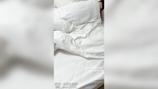 ✨1月最新推特武汉绿帽情侣博主「丝袜小淫妻」《肉丝旗袍》淫妻老公亲眼看着老婆分享坐在单男的身上骑乘