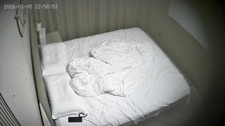 1-6流出酒店偷拍 性欲得不到满足的反差婊骚货女友喜欢趴在菜鸟男友身上腻歪调逗求操4