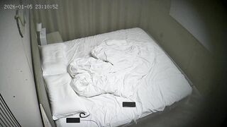 1-6流出酒店偷拍 性欲得不到满足的反差婊骚货女友喜欢趴在菜鸟男友身上腻歪调逗求操4