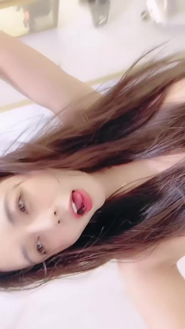 推荐 颜值嫩妹【再睡五分钟】Part1,极品少毛一线天，奶头敏感，道具自慰高潮，一条小肉缝吸精神器