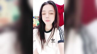 推荐 颜值嫩妹【再睡五分钟】Part1,极品少毛一线天，奶头敏感，道具自慰高潮，一条小肉缝吸精神器0