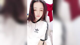 推荐 颜值嫩妹【再睡五分钟】Part1,极品少毛一线天，奶头敏感，道具自慰高潮，一条小肉缝吸精神器0