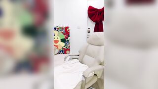 推荐 颜值嫩妹【再睡五分钟】Part1,极品少毛一线天，奶头敏感，道具自慰高潮，一条小肉缝吸精神器0