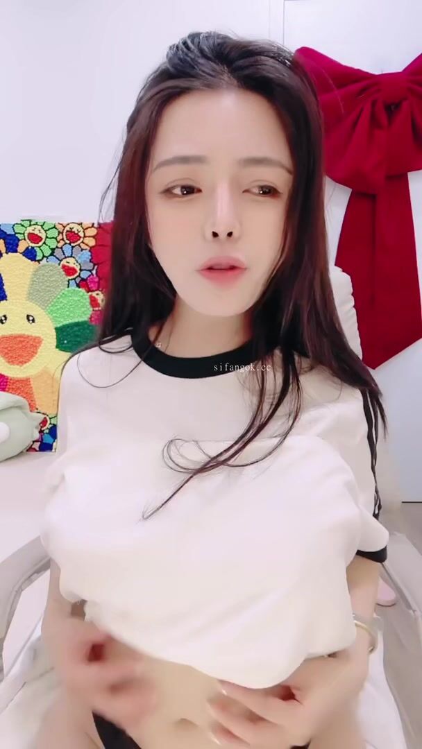 推荐 颜值嫩妹【再睡五分钟】Part1,极品少毛一线天，奶头敏感，道具自慰高潮，一条小肉缝吸精神器0