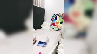 推荐 颜值嫩妹【再睡五分钟】Part1,极品少毛一线天，奶头敏感，道具自慰高潮，一条小肉缝吸精神器2