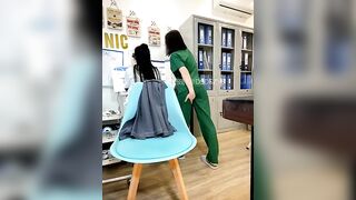 ♦️公共场所露出博主 气质骚浪医生【clinicsexy】值班室 公共场所 跳蛋发骚扣穴露奶1