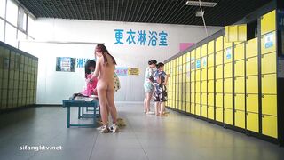 ❤️精品推薦❤️國内【水上樂園】換衣間沐浴區近景偷拍合集第2季17V 美女如雲淋浴換衣好身材一覽無餘31