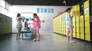 ❤️精品推薦❤️國内【水上樂園】換衣間沐浴區近景偷拍合集第2季17V 美女如雲淋浴換衣好身材一覽無餘31