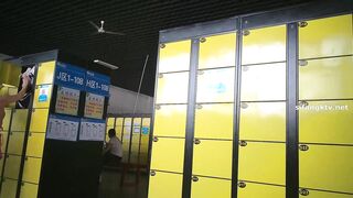 ❤️精品推薦❤️國内【水上樂園】換衣間沐浴區近景偷拍合集第2季17V 美女如雲淋浴換衣好身材一覽無餘31