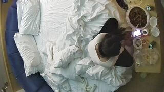 1-21流出酒店偷拍 白皙甜美女和纹身男友入住酒店三天吃饭日常啪啪