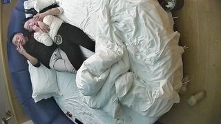 1-21流出酒店偷拍 白皙甜美女和纹身男友入住酒店三天吃饭日常啪啪