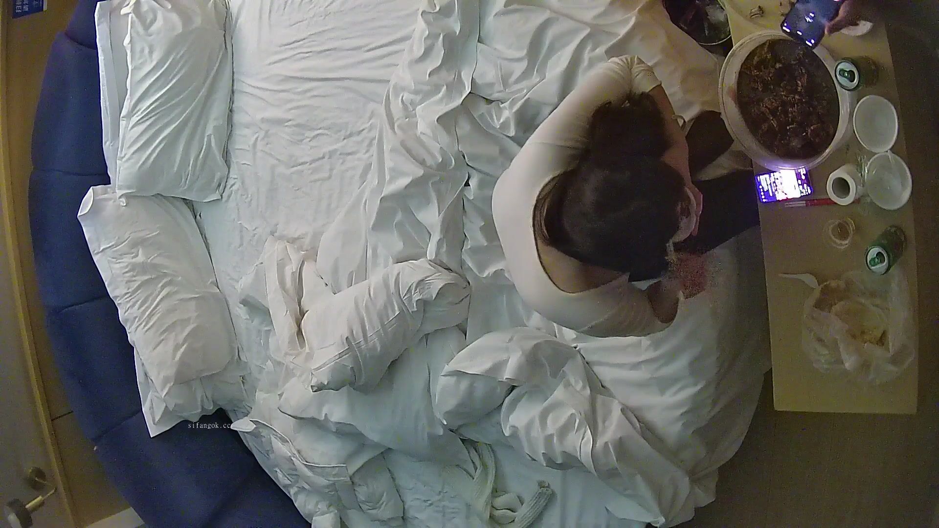 1-21流出酒店偷拍 白皙甜美女和纹身男友入住酒店三天吃饭日常啪啪