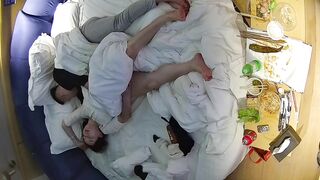 1-21流出酒店偷拍 白皙甜美女和纹身男友入住酒店三天吃饭日常啪啪0