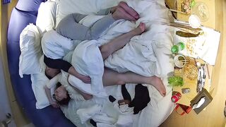 1-21流出酒店偷拍 白皙甜美女和纹身男友入住酒店三天吃饭日常啪啪0