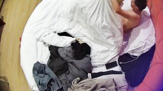 情趣台 1-17 贫乳小少妇跟老公连干两炮 第二炮为了插得更深还把枕头垫在屁股下面 似乎还看了摄像头的方向