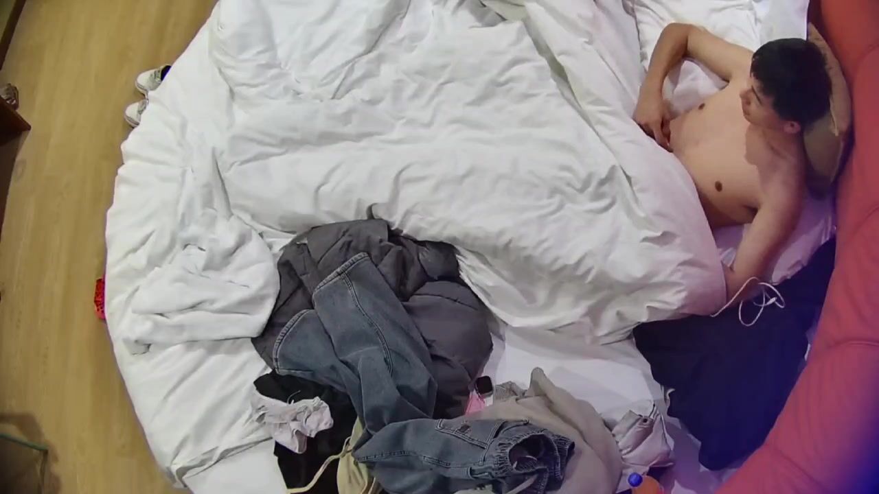 情趣台 1-17 贫乳小少妇跟老公连干两炮 第二炮为了插得更深还把枕头垫在屁股下面 似乎还看了摄像头的方向0