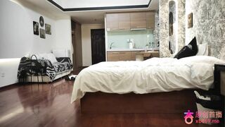 探花【书生】约了一个18岁的萝莉长相甜美出来兼职当小富婆淫叫声很好听下面水也很多最后偷偷拔套差点内射她