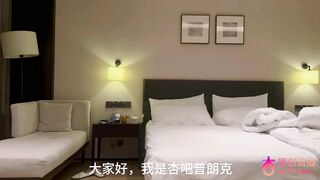 普朗克 今天约了一个杭州网红小白虎下面干净一根毛都没有看着小白虎没忍住直接把套推进逼里无套操射了一点在她逼里