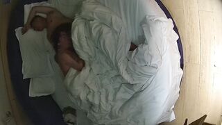 情趣台 1-14 眼镜男也是猴急 女人还在脱衣服 手就去扣逼了 老喜欢把屌往女人嘴里塞 还玩69 持久还行