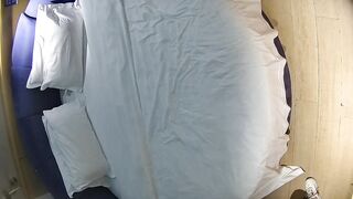 情趣台 1-14 眼镜男也是猴急 女人还在脱衣服 手就去扣逼了 老喜欢把屌往女人嘴里塞 还玩69 持久还行0