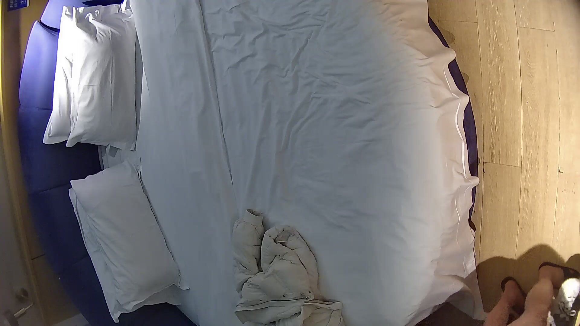 情趣台 1-14 眼镜男也是猴急 女人还在脱衣服 手就去扣逼了 老喜欢把屌往女人嘴里塞 还玩69 持久还行0