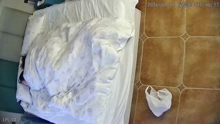 大学城 1-15 非常漂亮活泼的大美女 睡醒就往男友身上扑 先打一炮 看得来出日常对男友的调教相当到位