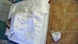 大学城 1-15 非常漂亮活泼的大美女 睡醒就往男友身上扑 先打一炮 看得来出日常对男友的调教相当到位