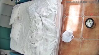 大学城 1-15 非常漂亮活泼的大美女 睡醒就往男友身上扑 先打一炮 看得来出日常对男友的调教相当到位0