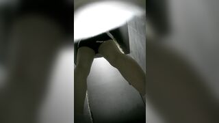 最新流出精品厕拍 高质量酒吧后拍 高跟丝袜大长腿帽子美女换卫生棉条6