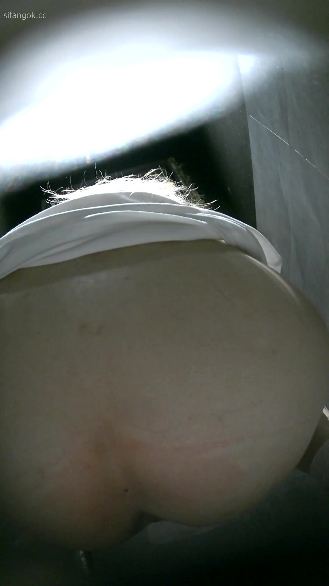 最新流出精品厕拍 高质量酒吧后拍 高跟丝袜大长腿帽子美女换卫生棉条6