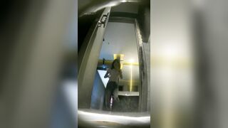 最新流出精品厕拍 高质量酒吧后拍 高跟丝袜大长腿帽子美女换卫生棉条