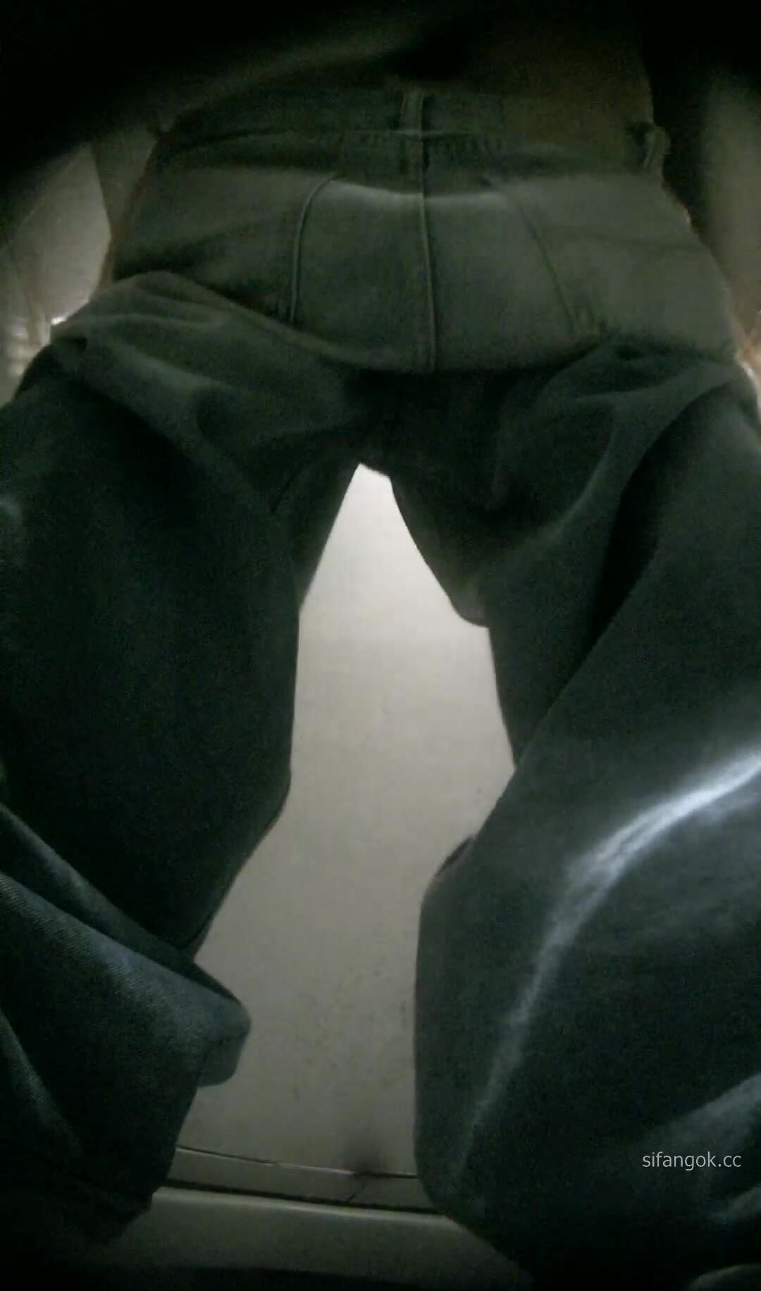 最新流出精品厕拍 高质量酒吧后拍 高跟丝袜大长腿帽子美女换卫生棉条