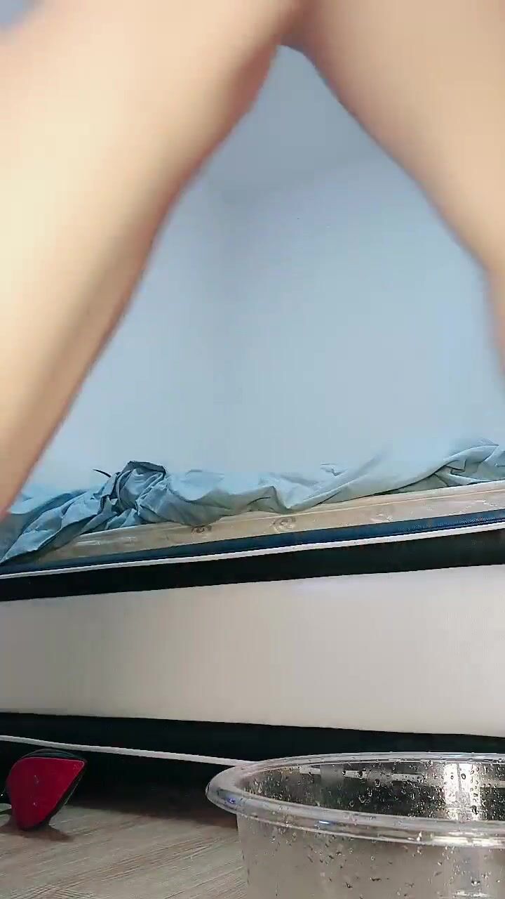 推荐 颜值嫩妹【小懒猫】Part1，精品一线天，人靓奶圆逼嫩，极品小肉缝，双女掰穴自慰，放尿展示13