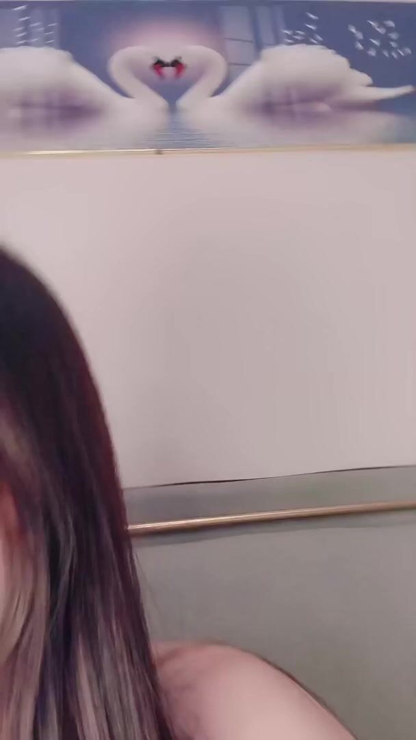 推荐 颜值嫩妹【小懒猫】Part2，精品一线天，人靓奶圆逼嫩，极品小肉缝，嫩出水，放尿展示00