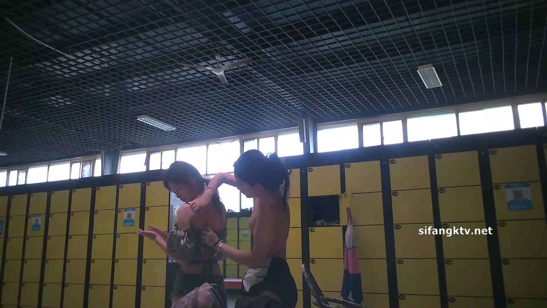 ❤️精品推薦❤️國内【水上樂園】換衣間沐浴區近景偷拍合集第2季17V 美女如雲淋浴換衣好身材一覽無餘