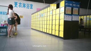 ❤️精品推薦❤️國内【水上樂園】換衣間沐浴區近景偷拍合集第2季17V 美女如雲淋浴換衣好身材一覽無餘0