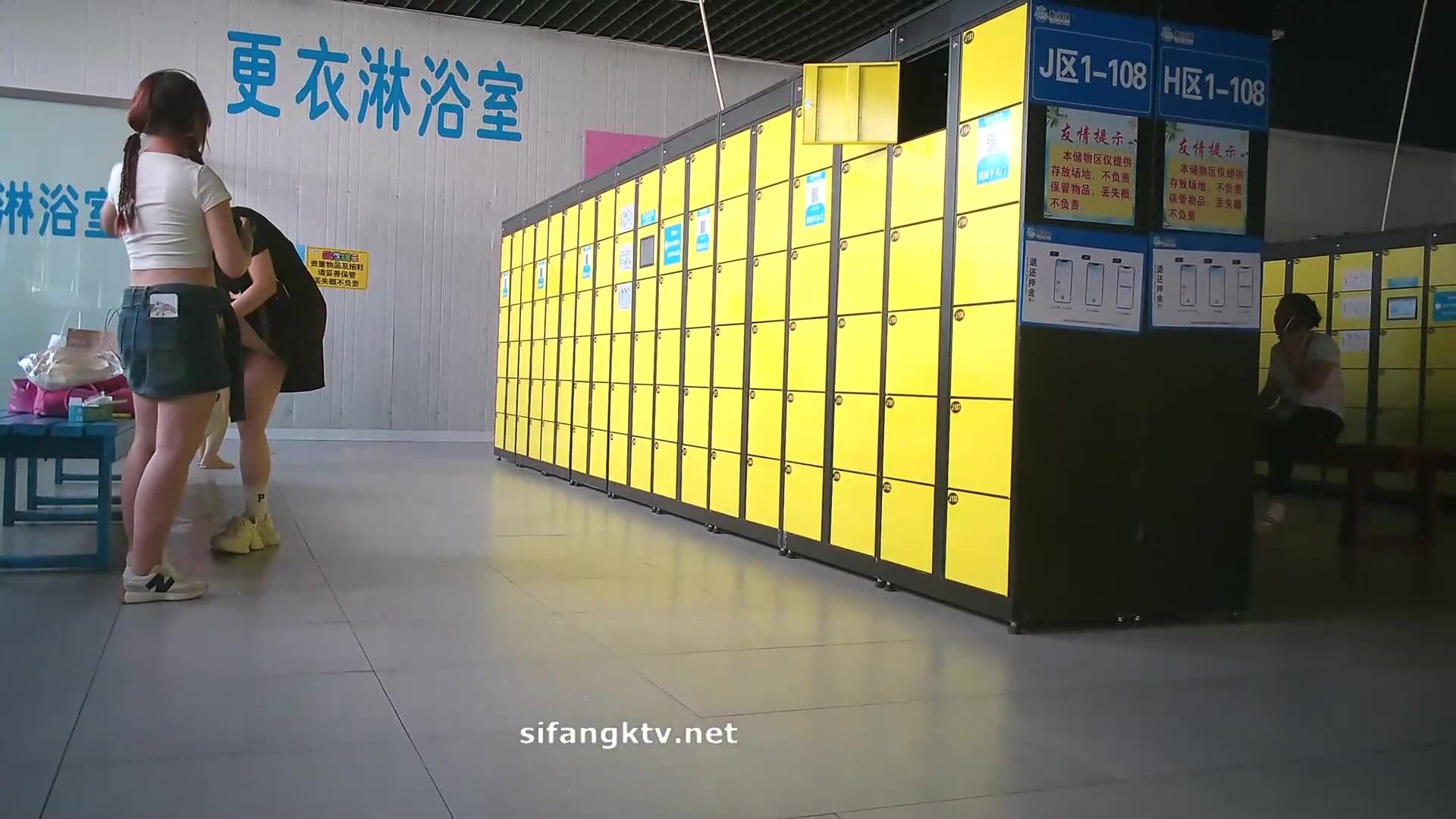 ❤️精品推薦❤️國内【水上樂園】換衣間沐浴區近景偷拍合集第2季17V 美女如雲淋浴換衣好身材一覽無餘0