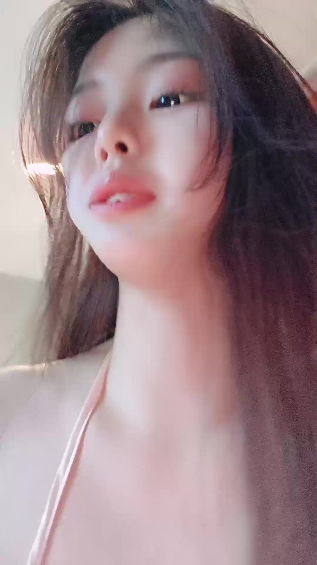 推荐 颜值嫩妹【小懒猫】Part2，精品一线天，人靓奶圆逼嫩，极品小肉缝，嫩出水，放尿展示2