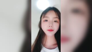 推荐 颜值嫩妹【小懒猫】Part5，精品一线天，人靓奶圆逼嫩，极品小肉缝，嫩出水，放尿展示