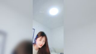 推荐 颜值嫩妹【小懒猫】Part5，精品一线天，人靓奶圆逼嫩，极品小肉缝，嫩出水，放尿展示