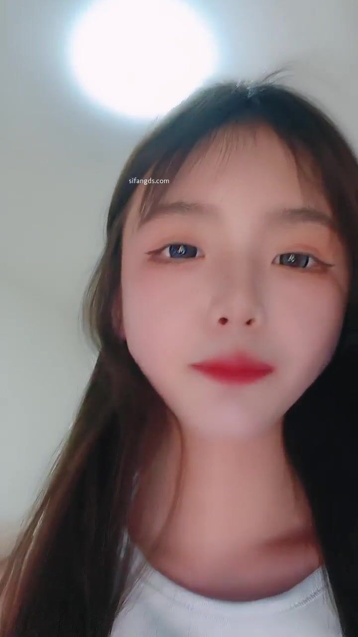 推荐 颜值嫩妹【小懒猫】Part5，精品一线天，人靓奶圆逼嫩，极品小肉缝，嫩出水，放尿展示