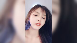 推荐 颜值嫩妹【小懒猫】Part5，精品一线天，人靓奶圆逼嫩，极品小肉缝，嫩出水，放尿展示0