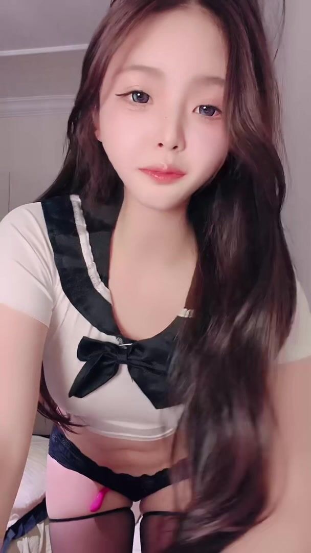 推荐 颜值嫩妹【小懒猫】Part5，精品一线天，人靓奶圆逼嫩，极品小肉缝，嫩出水，放尿展示1