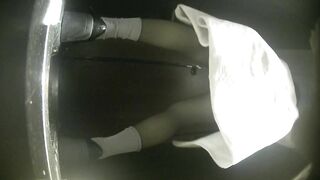 一月最新流出 夜总会酒吧绿光系列后拍小姐尿尿前蹲短裙高跟美女尿完不擦逼抖两下02